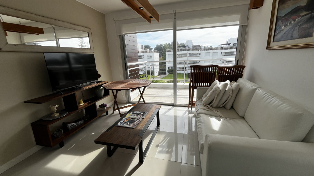 Moderno apartamento con terraza y parrillero en alquiler de temporada