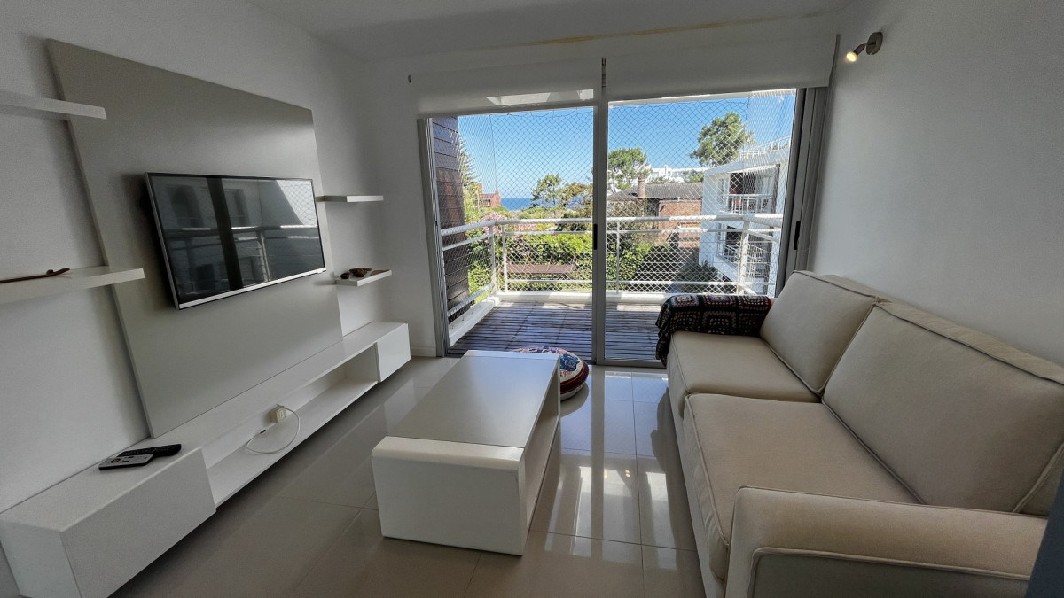 Moderno apartamento con terraza y parrillero en alquiler de temporada