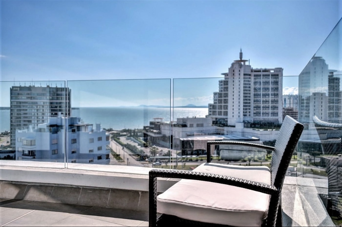 Apartamento de 2 dormitorios a pasos de Playa Brava y Playa Mansa