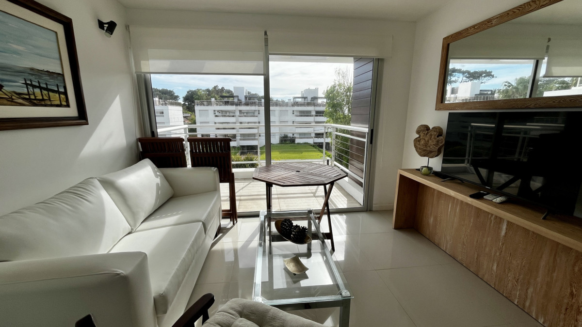 Moderno apartamento con terraza y parrillero en alquiler de temporada