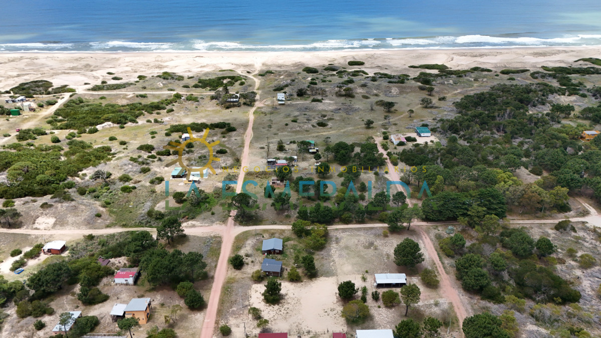 Terreno esquinero único a 2 cuadras de la playa