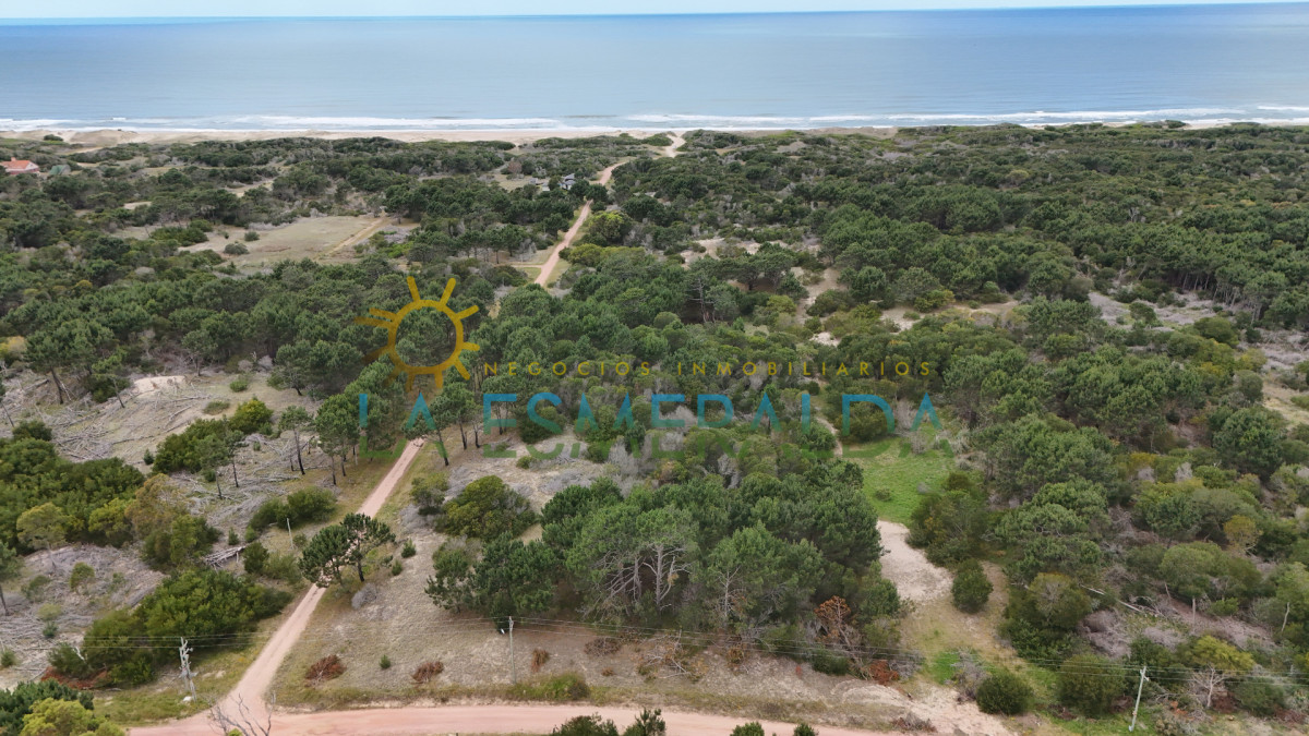 Manzana completa a 2 cuadras de la playa 