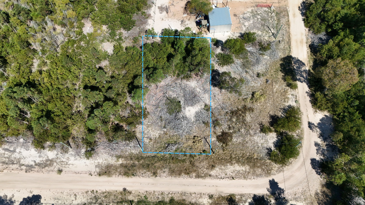 Terreno con calle abierta y luz