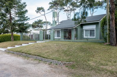 Venta Casa 3 Dormitorios y Dependencia - Punta del Este - Playa Mansa 