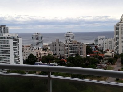 Apartamento en Punta Del Este, zona Brava, próximo al mar