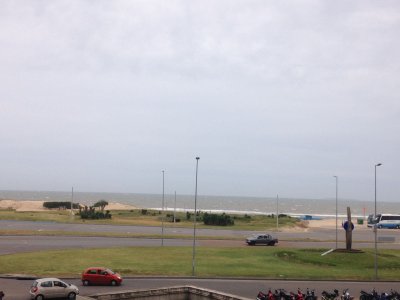 Playa brava enfrente al mar