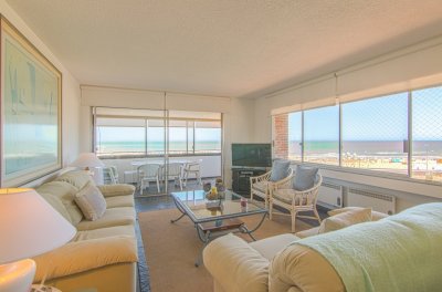 APARTAMENTO  EN PUNTA DEL ESTE - FRENTE AL MAR