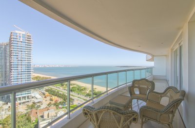 Apartamento en Punta del Este  , Playa mansa frente al mar 