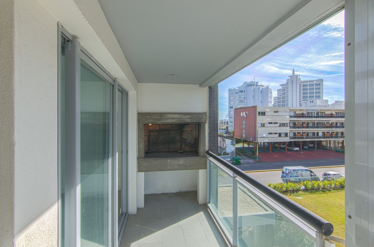Apartamento en Punta del Este   2 dormitorios con parrillero 