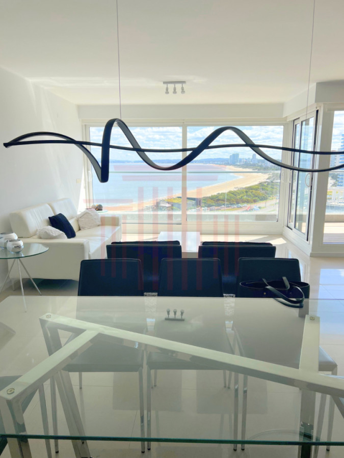 Apartamento de 3 suites con vista directa a Playa Mansa