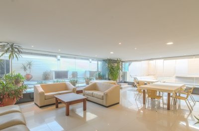 PENINSULA - A METROS DE PLAYA EL EMIR 