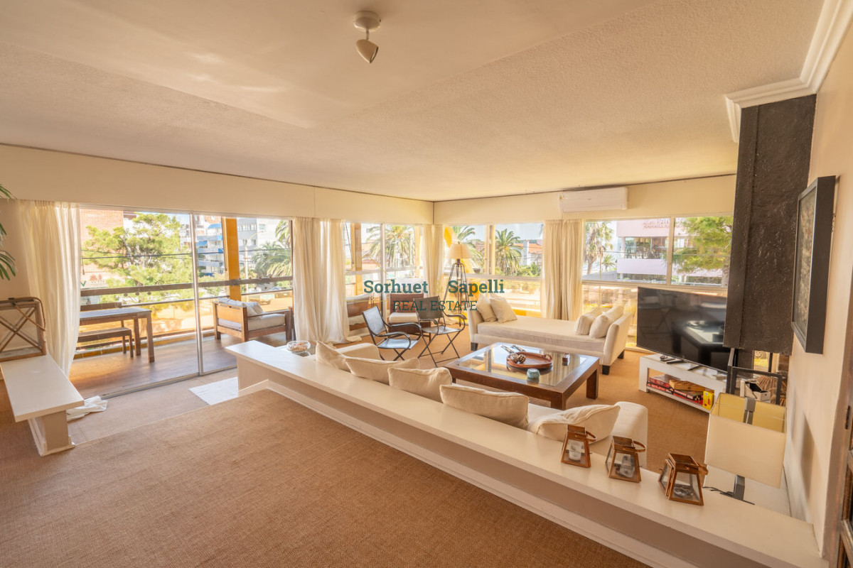 Apartamento en Venta de  Dos Dormitorios en Península