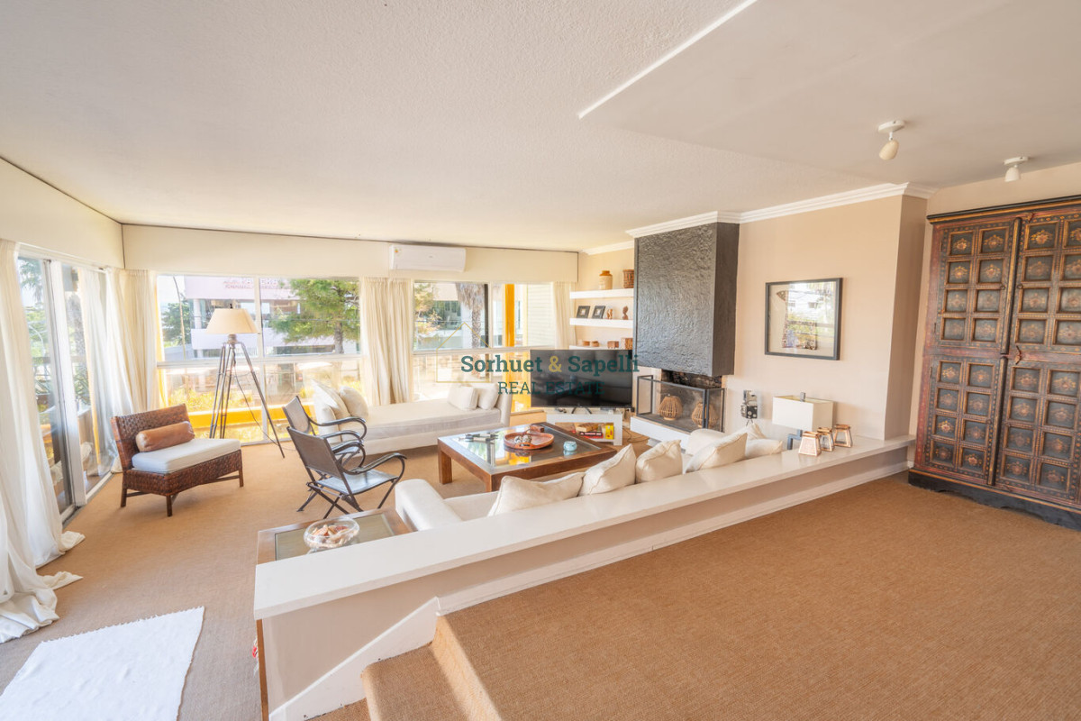 Apartamento en Venta de  Dos Dormitorios en Península