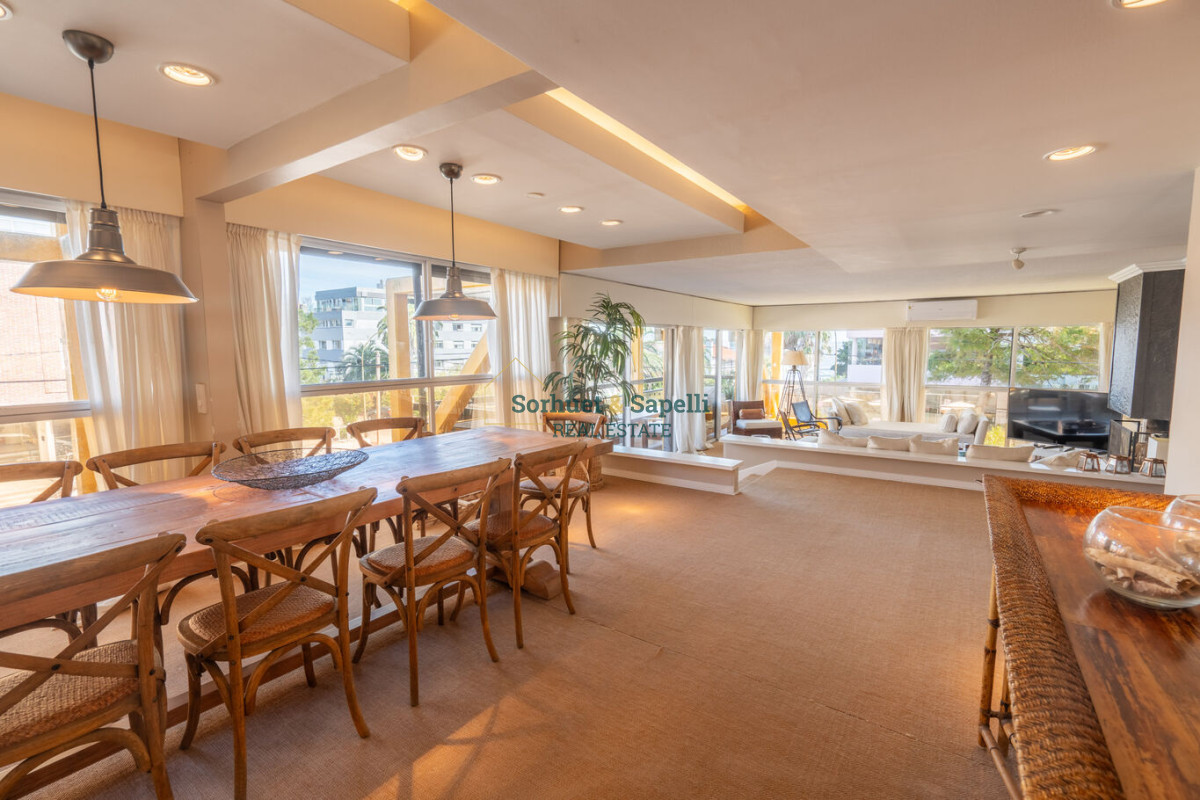 Apartamento en Venta de  Dos Dormitorios en Península