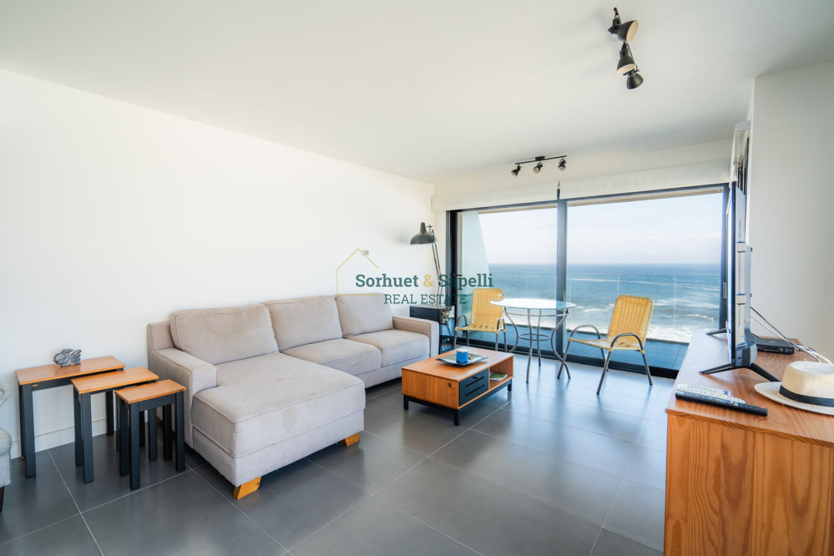 Apartamento de tres dormitorios en venta en Península