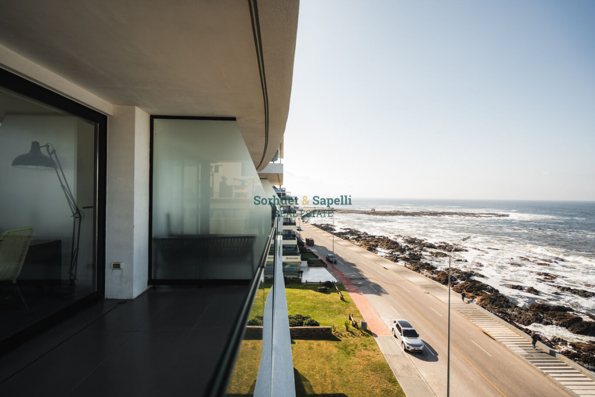 Apartamento de tres dormitorios en venta en Península