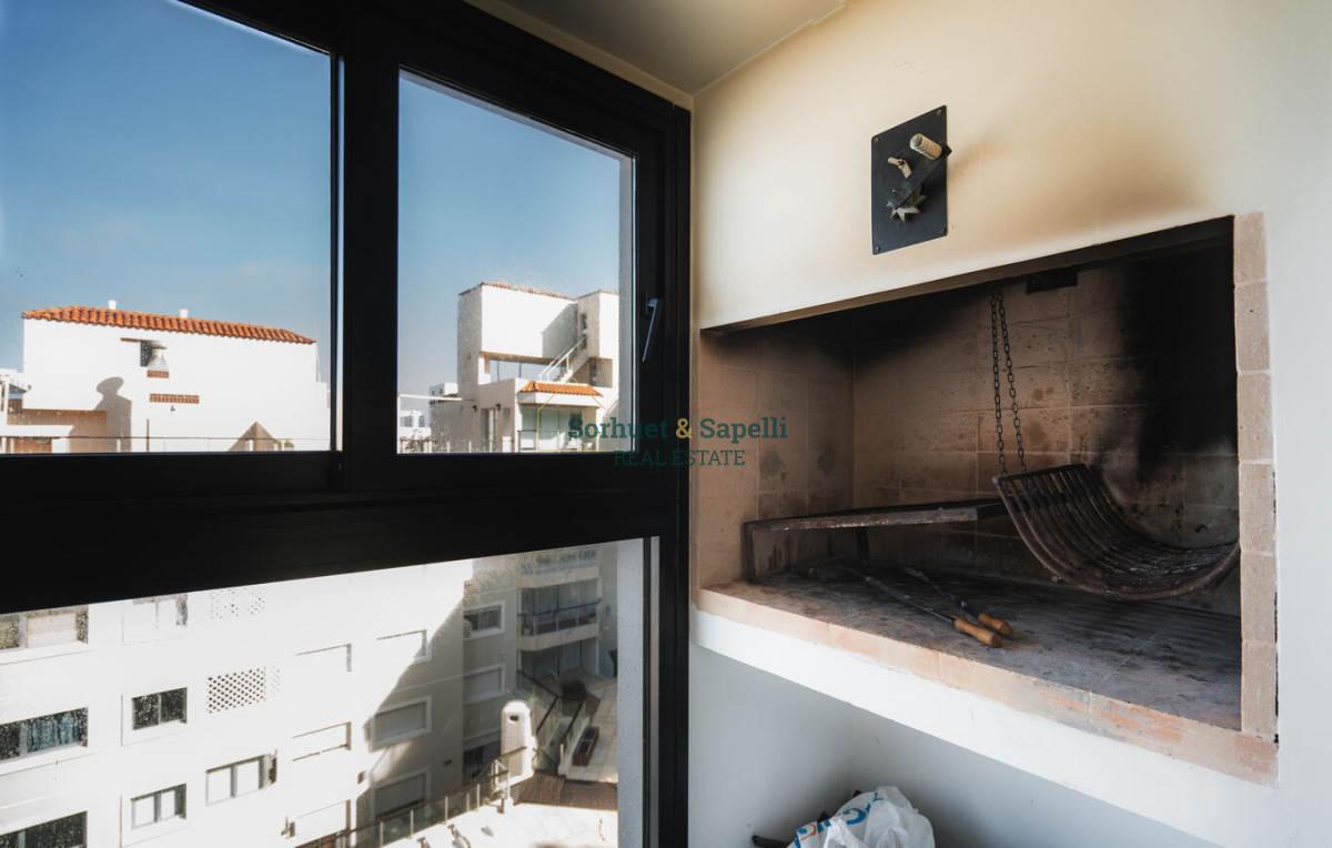 Apartamento de tres dormitorios en venta en Península