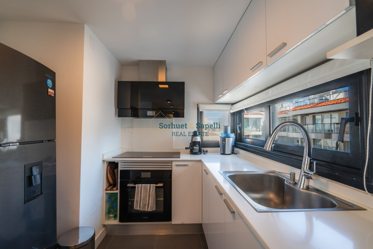 Apartamento de tres dormitorios en venta en Península