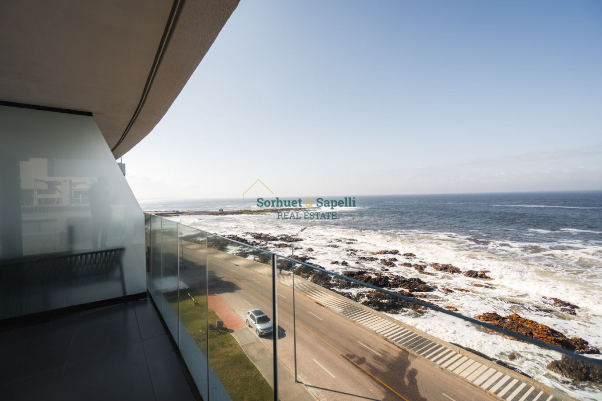 Apartamento de tres dormitorios en venta en Península