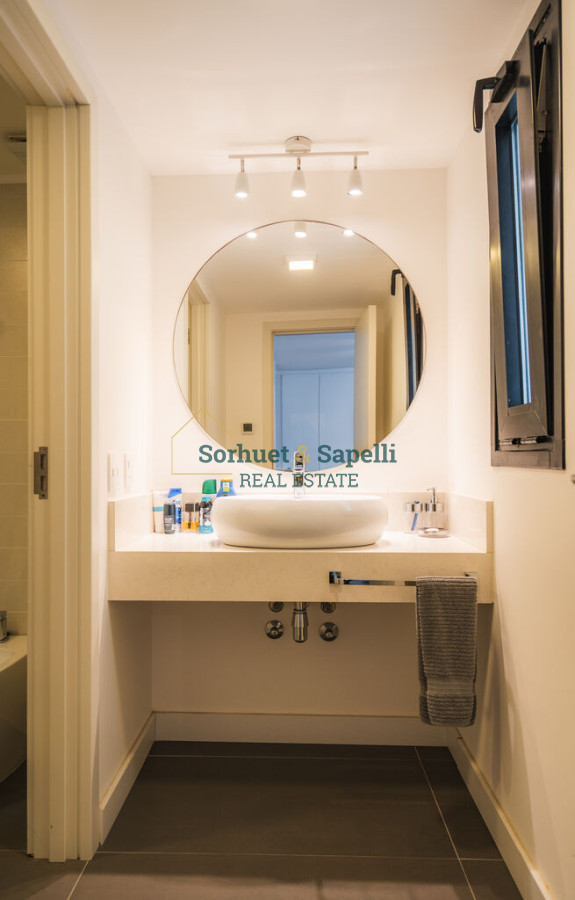 Apartamento de tres dormitorios en venta en Península