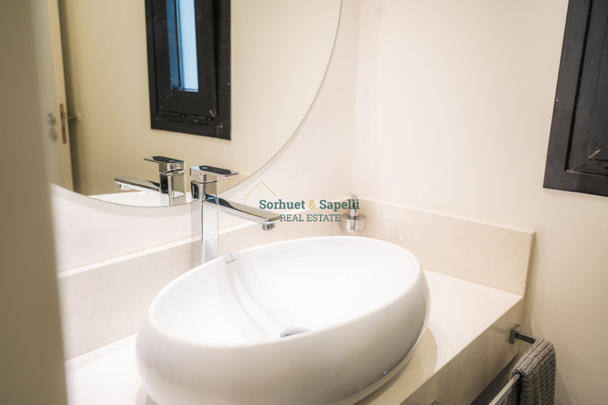 Apartamento de tres dormitorios en venta en Península