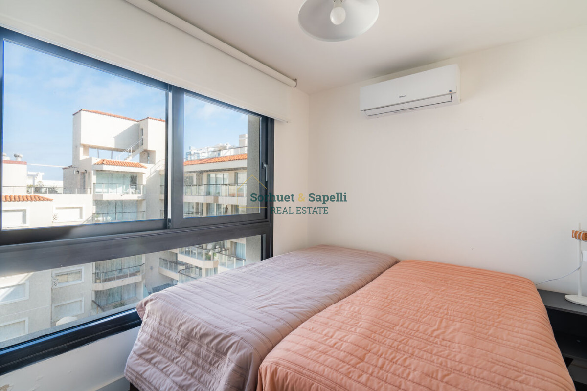 Apartamento de tres dormitorios en venta en Península