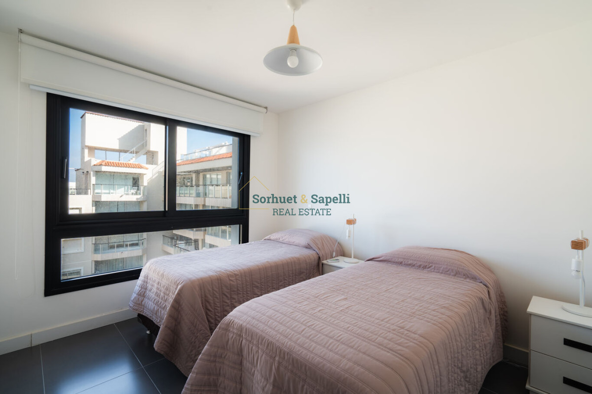 Apartamento de tres dormitorios en venta en Península