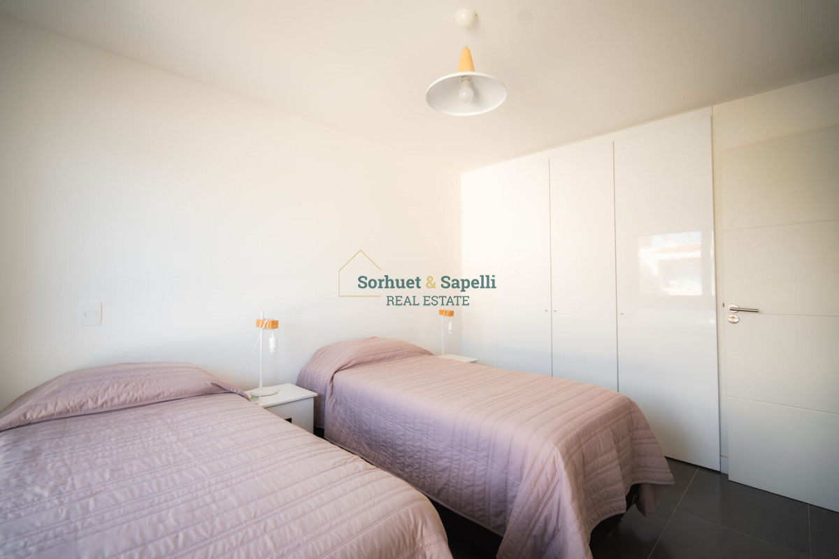 Apartamento de tres dormitorios en venta en Península