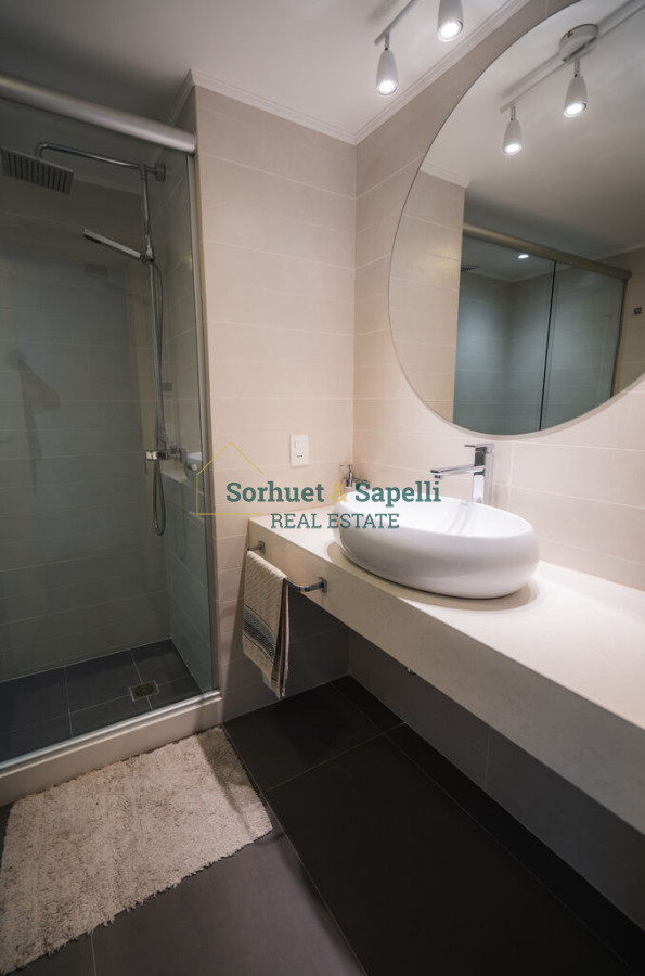 Apartamento de tres dormitorios en venta en Península