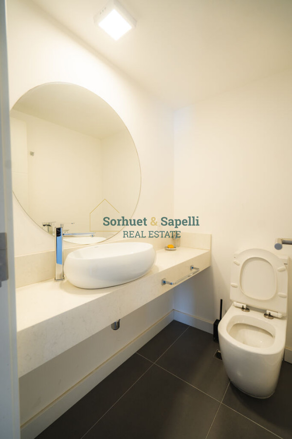 Apartamento de tres dormitorios en venta en Península