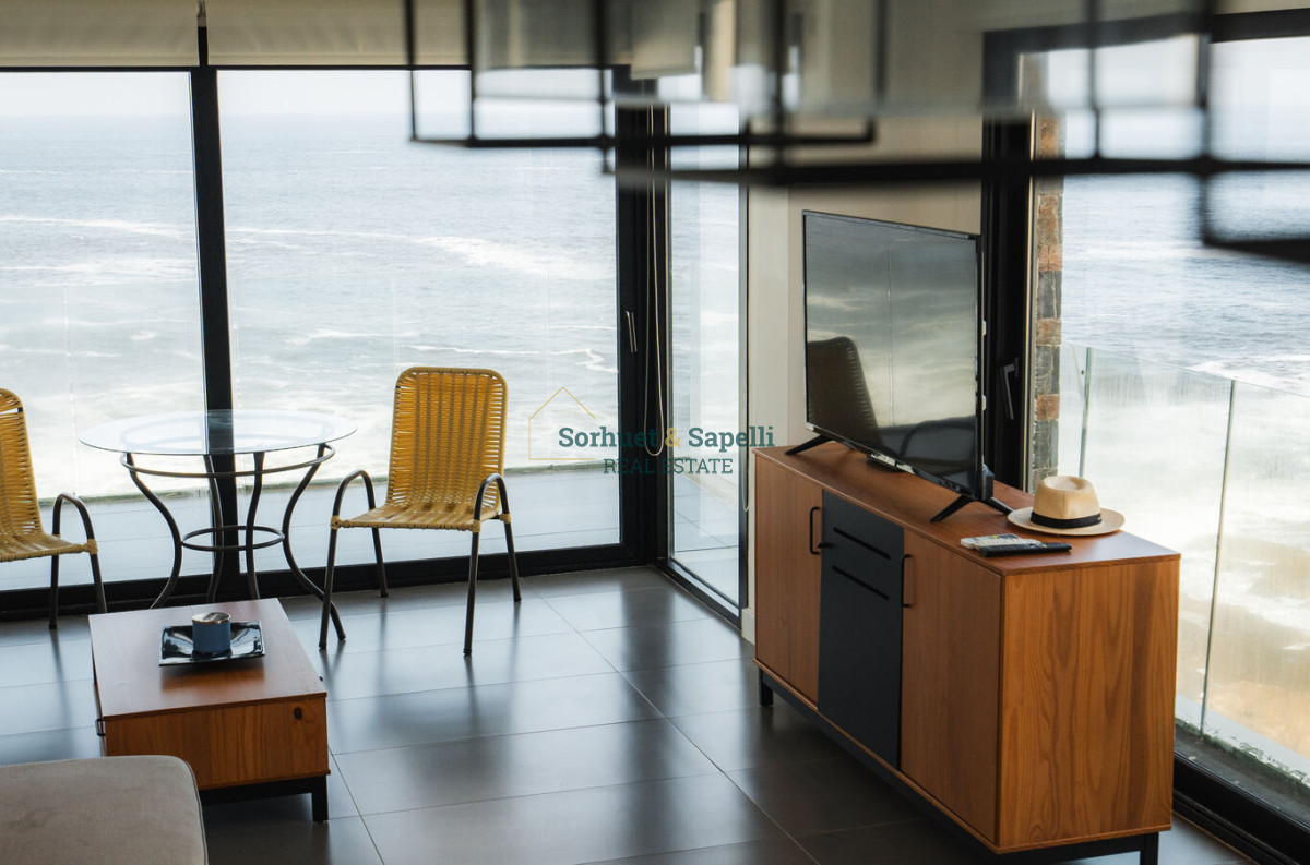 Apartamento de tres dormitorios en venta en Península