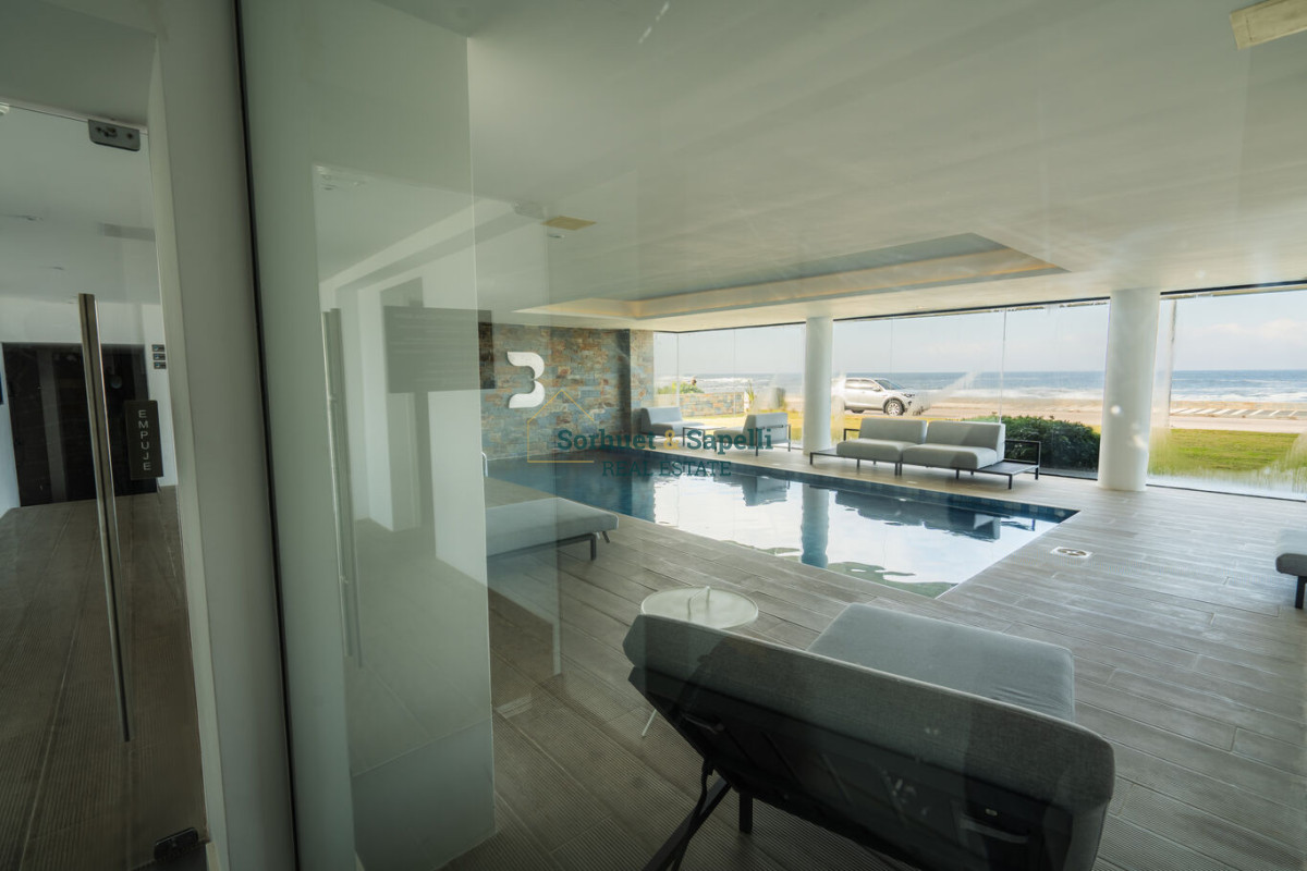 Apartamento de tres dormitorios en venta en Península