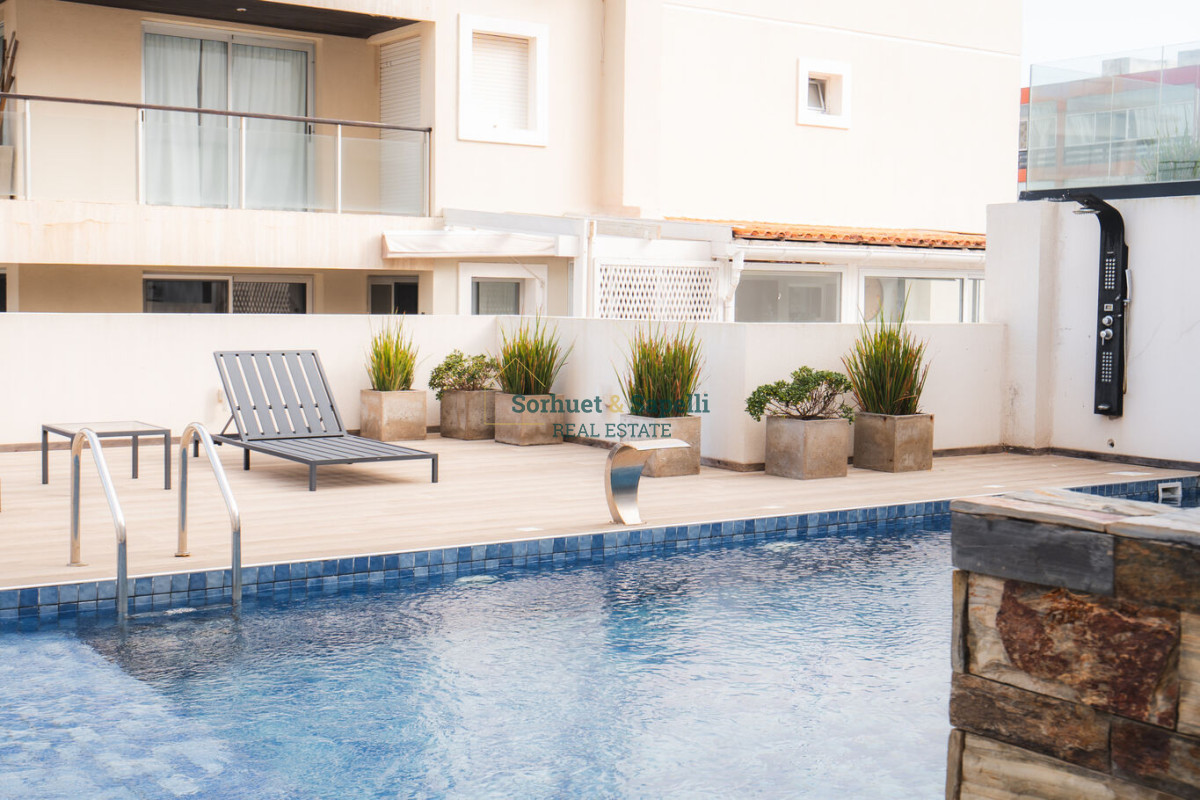 Apartamento de tres dormitorios en venta en Península