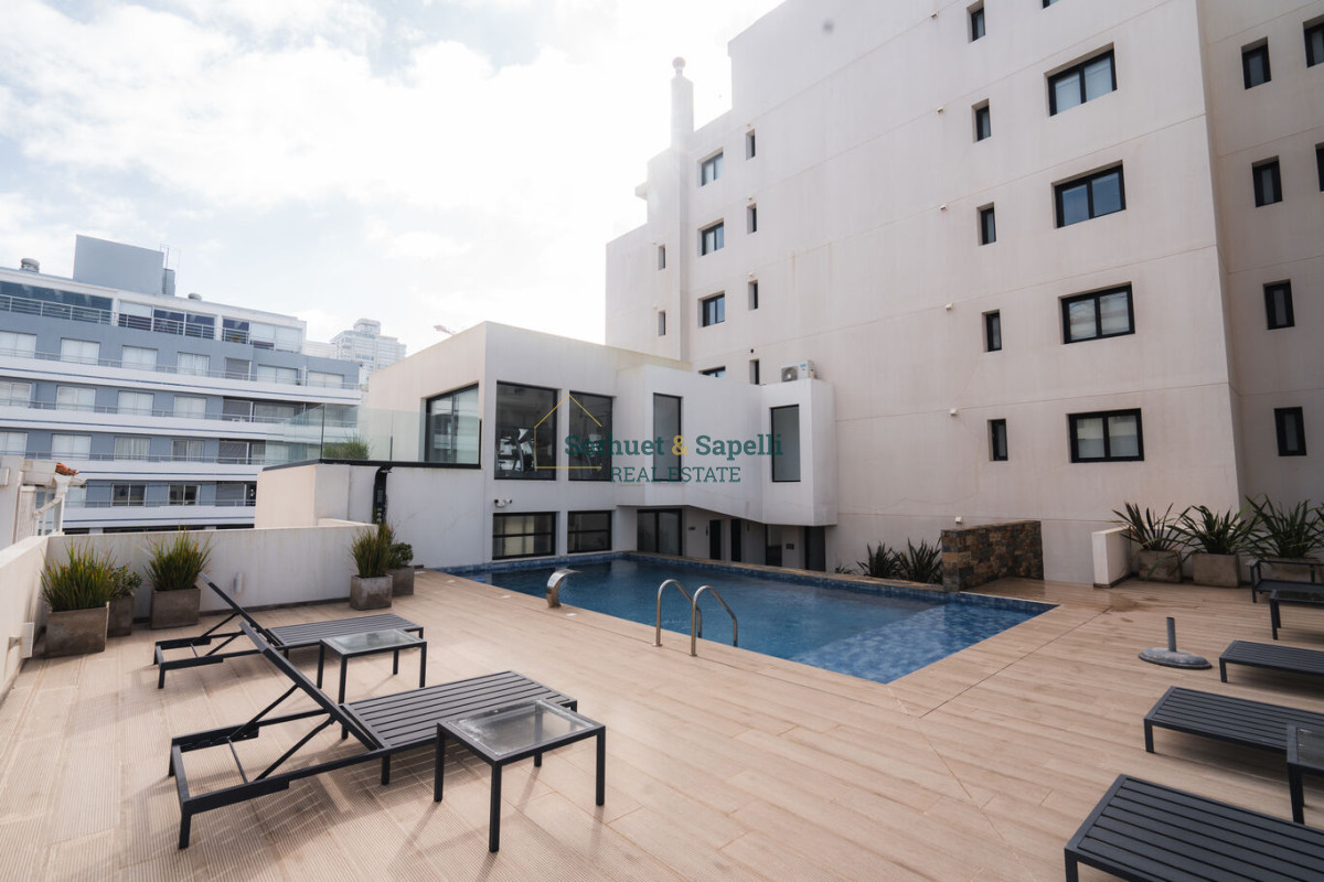 Apartamento de tres dormitorios en venta en Península