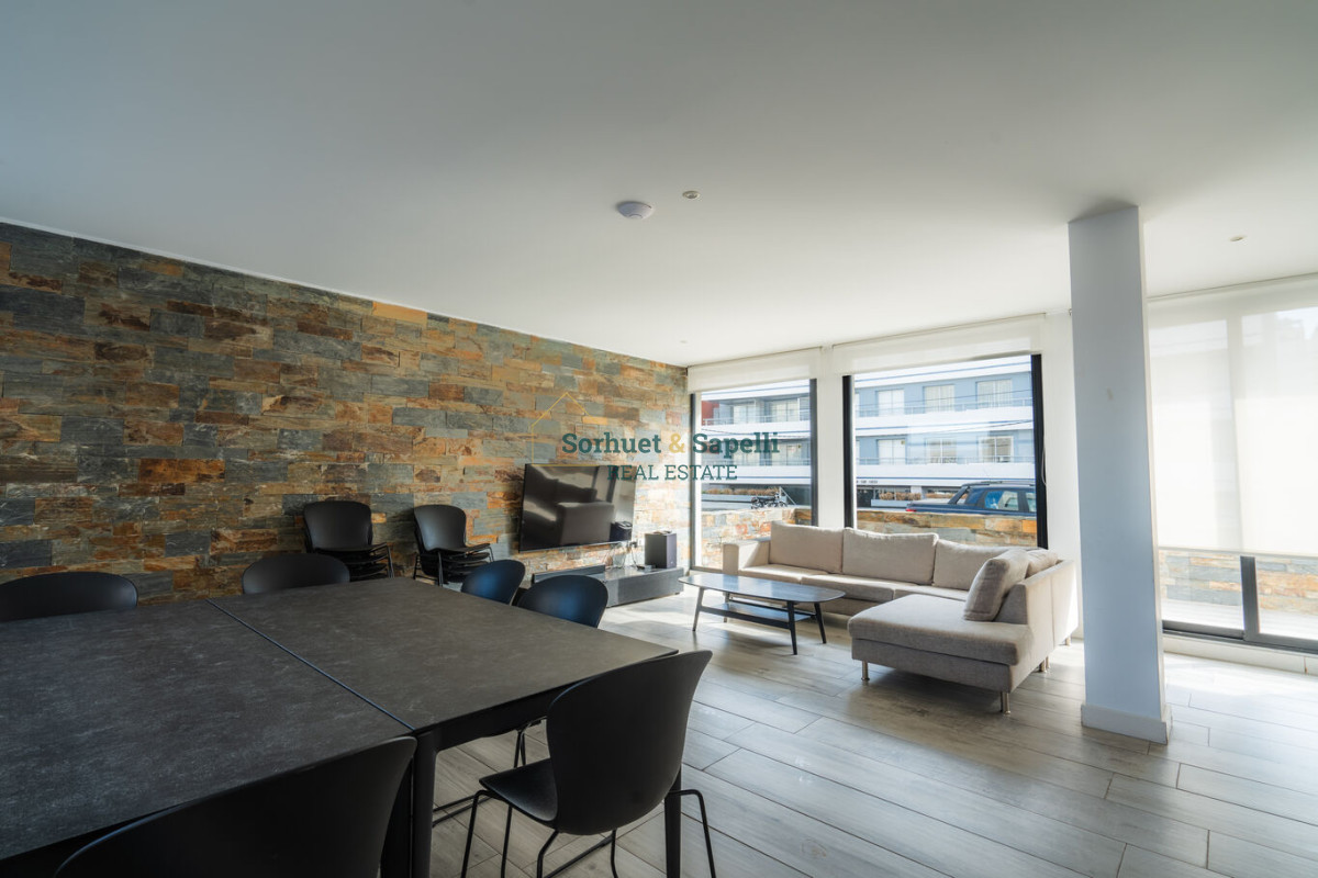 Apartamento de tres dormitorios en venta en Península