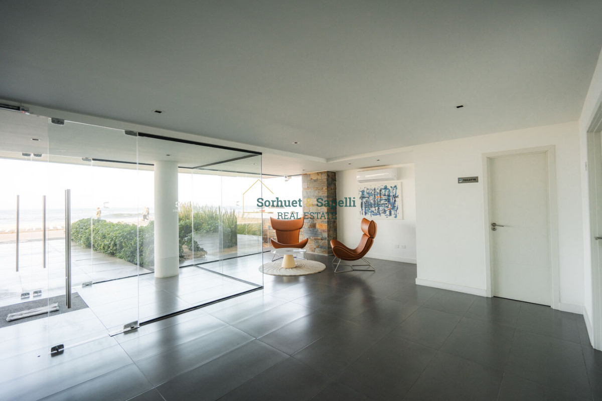 Apartamento de tres dormitorios en venta en Península