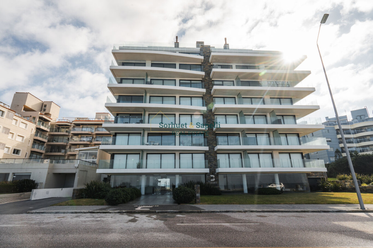 Apartamento de tres dormitorios en venta en Península