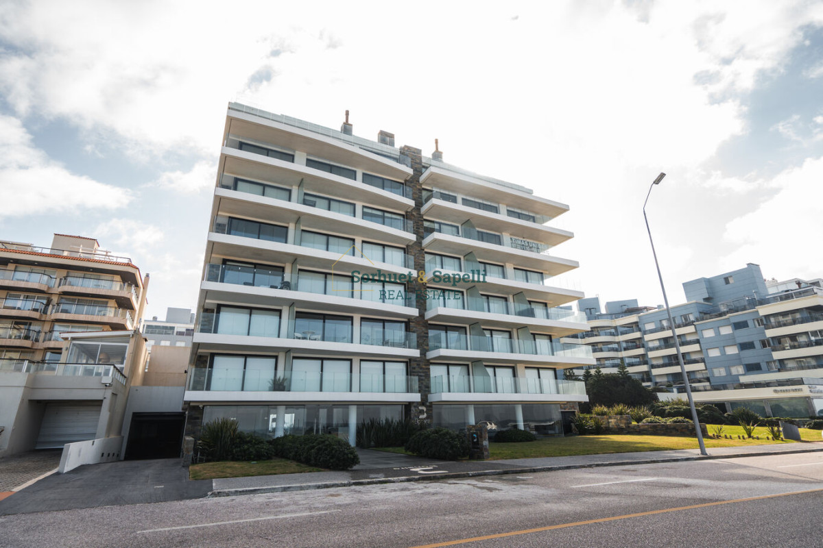 Apartamento de tres dormitorios en venta en Península