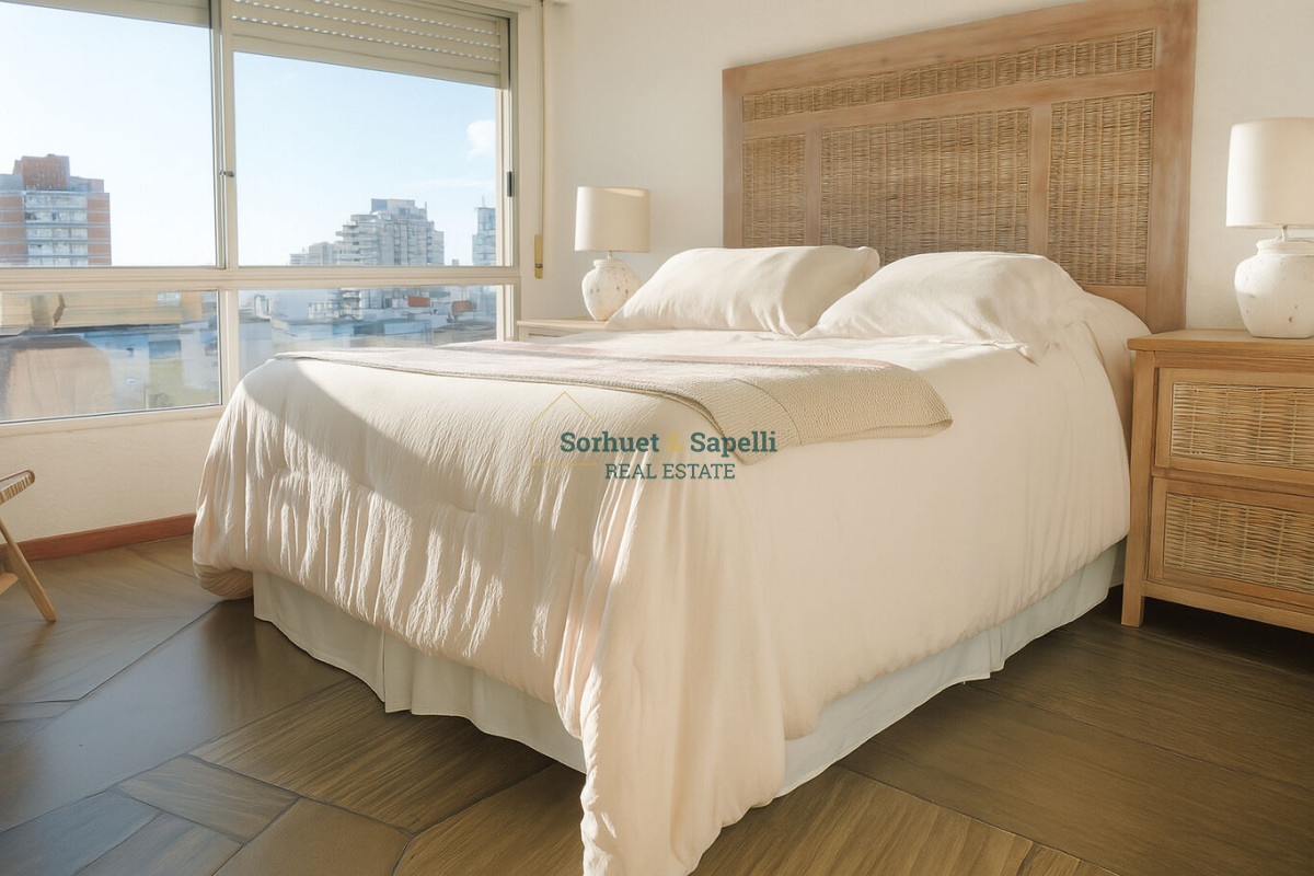 Apartamento de Tres Dormitorios En Venta En Península