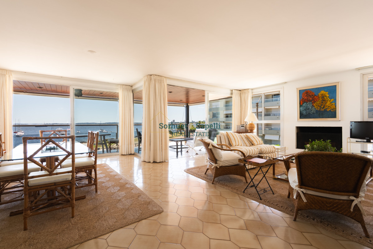 Apartamento en Venta con Vista al Mar y al Puerto