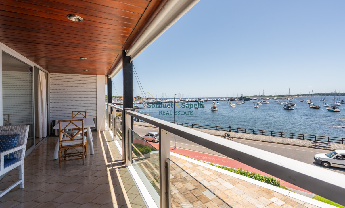 Apartamento en Venta con Vista al Mar y al Puerto