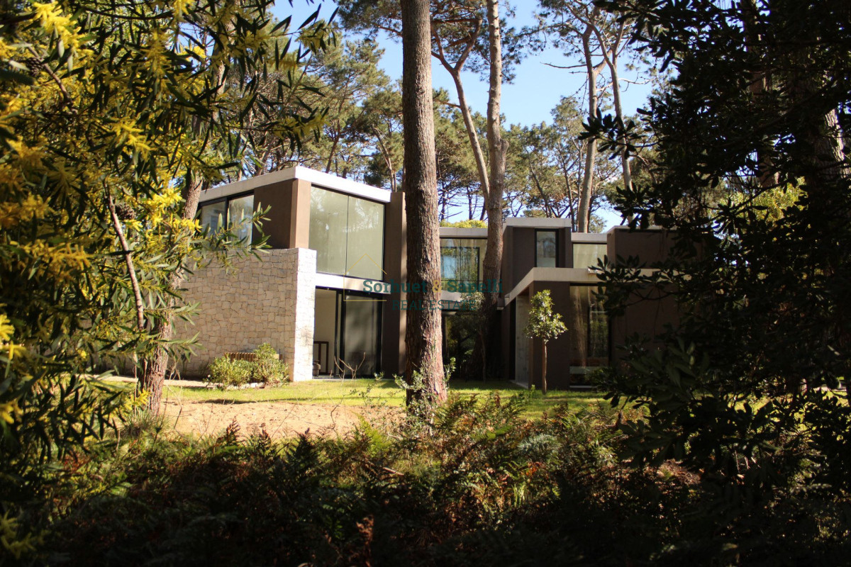 Incredible House in private neighborhood Montoya Reserve