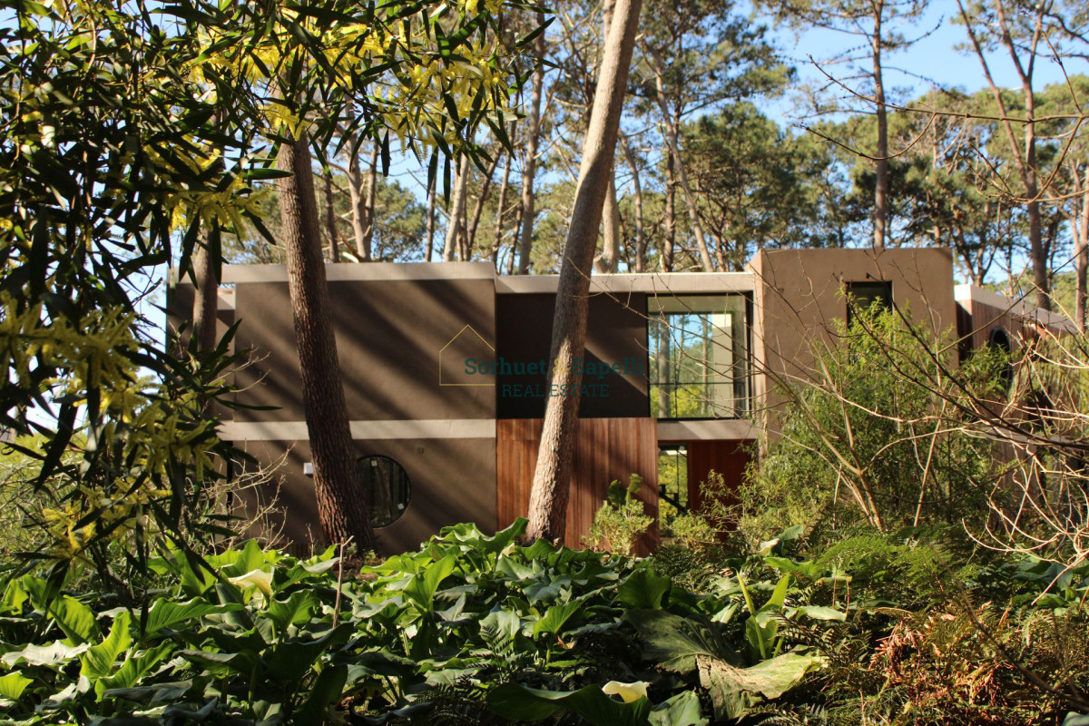 Incredible House in private neighborhood Montoya Reserve