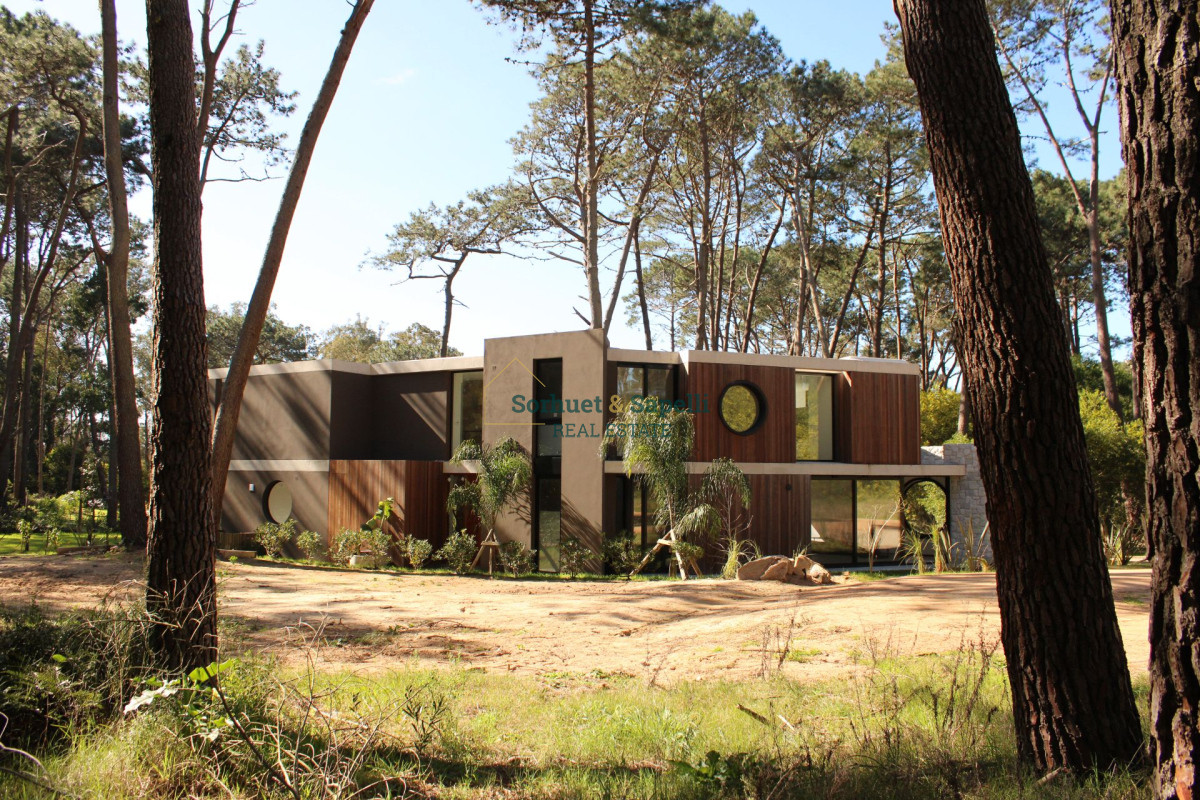 Incredible House in private neighborhood Montoya Reserve