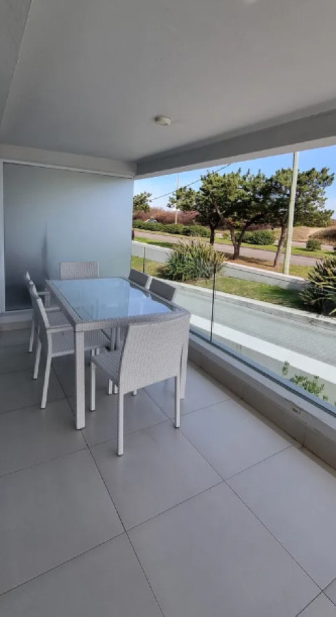 Apartamento en primera linea de playa mansa, 3 dormitorios 