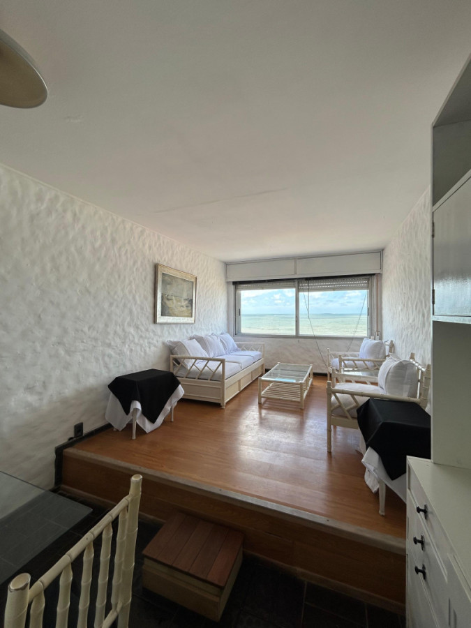 Apartamento en alquiler invernal  en Punta del Este, frente a la Playa Brava De 1 dormitorio