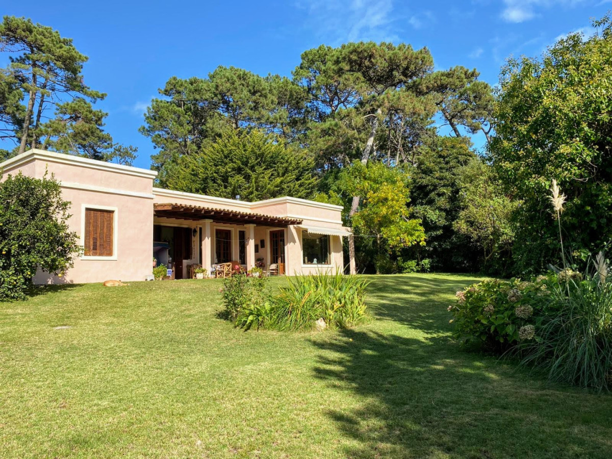 Casa de 3 dormitorios y servicio en alquiler anual 