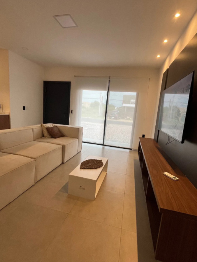 Casa a estrenar a media cuadra de la playa 