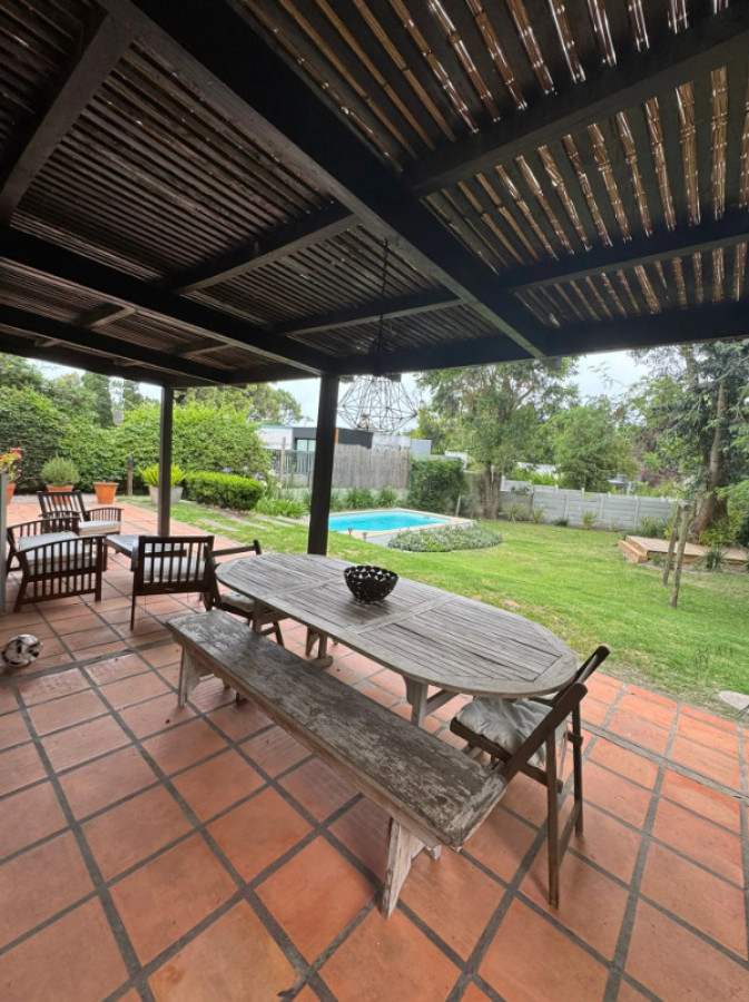 Casa de 4 dormitorios en Pinares a 2 cuadras de la playa 