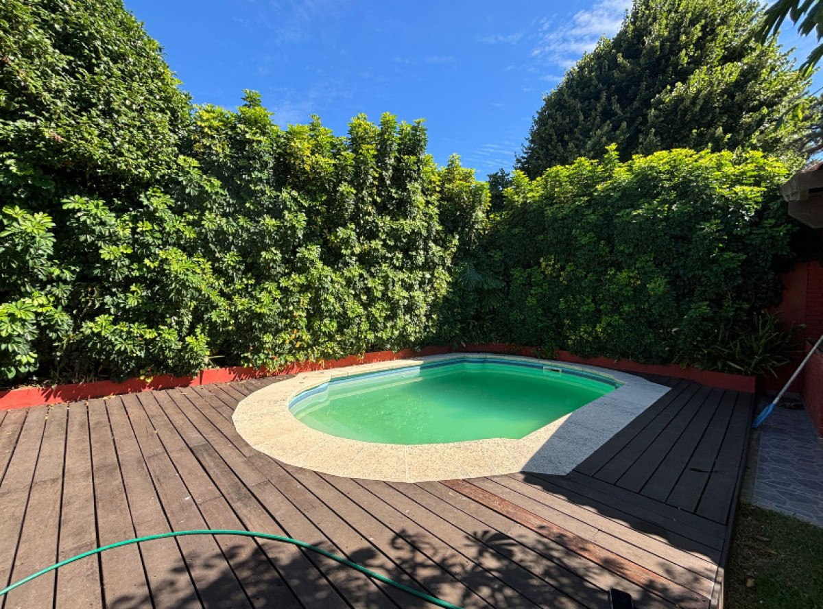 Casa de 3 dormitorios con piscina en zona colegios 